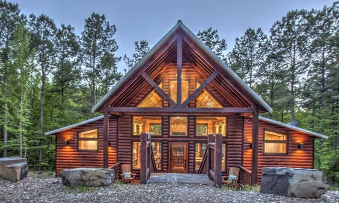 Broken Bow Cabin | Pet-Friendly King Bedroom Suites with Fireplaces & Hot Tub