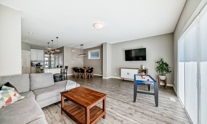 Southeast Calgary House | Family-Friendly 3-Bedroom Home with Pool in Calgary