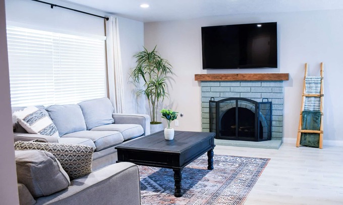 Victorville House | Desert Oasis Retreat in Las Vegas - Pet Friendly & Spa