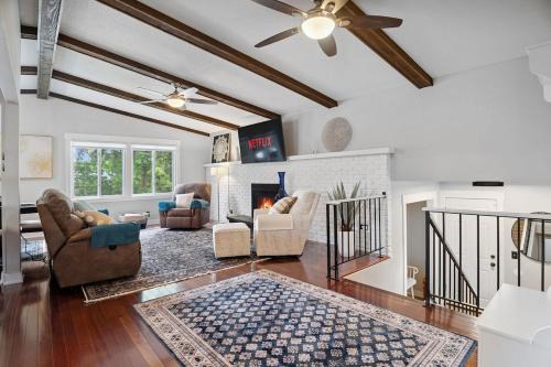 Mounds View House | 2 Kings 2 Queens, comfy, big fenced yard