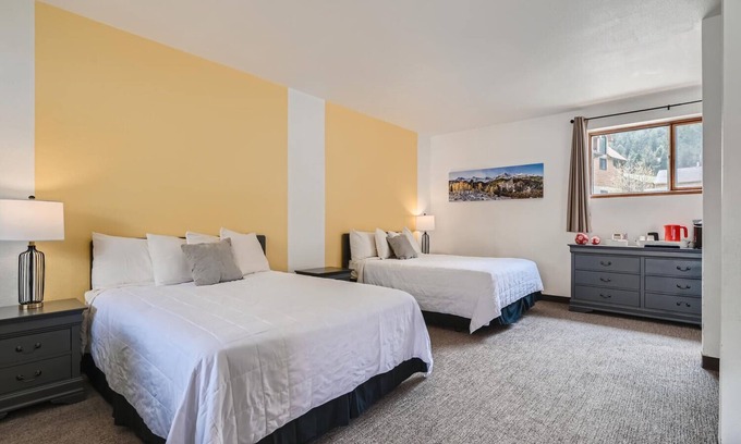 Idaho Springs Hotel | 2 Kings, Boutique Mountain Motel Suite near Hiking & MTB Park, Idaho Springs
