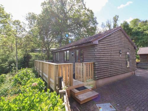 Combe Martin House | Cozy Chalet Log Cabin L2 - Perfect for Family Getaways