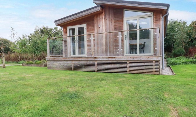 Dobwalls House | Family-Friendly Getaway at 2 Meadow Retreat - Rated 9/10