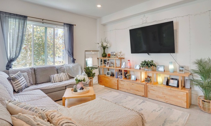 Platinum Triangle House | Beachy-Chic Anaheim Retreat with Balcony & Pool Access