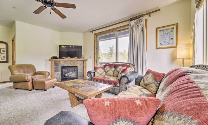 Truckee Condo | Explore Truckee Condo: 9.4 Rating, Pool & Walk to Lake!
