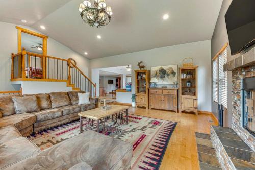 Estes Park House | Relaxing Estes Park House with Hot Tub and Mountain Views