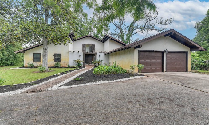 Bailey's Prairie House | 2 Mi to Dtwn: Spacious Angleton Home w/Courtyard!