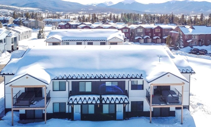 Fraser Condo | Bright Fraser Condo with Access to Pool and Hot Tub