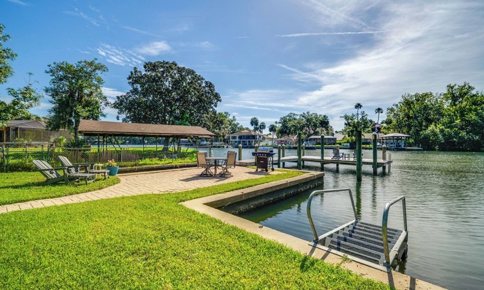Homosassa House | Beautiful Riverfront Home with Pool Near Homosassa Park