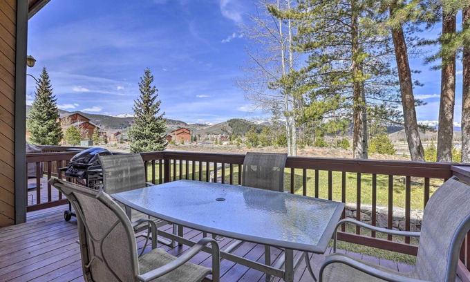 Summit Cove Condo | Cozy Dillon Condo with Deck and Mountain Views Near Trails