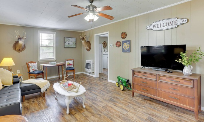 Lineville House | Idyllic Lineville Farmhouse: Pet-Friendly & Close to Lake