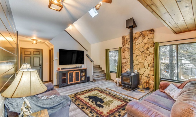 Mi-Wuk Village Cabin | Cozy Mi-Wuk Village Cabin with Large Deck Near Town