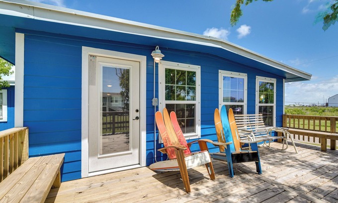 Surfside Beach House | 2 Mi to Public Beach: Pet-Friendly Freeport Home!