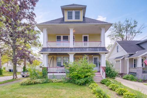 Old Brooklyn Apartment | 2 Mi to Zoo Charming Apt with Balcony in Cleveland