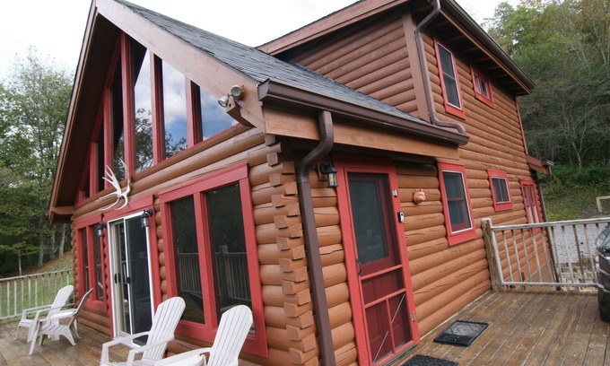 Slaty Fork House | Secluded 3BR Log Cabin with Hot Tub near Snowshoe