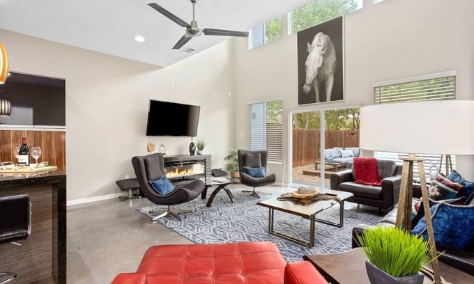 Fort Worth Cultural District House | Elegant Townhome with Patio Near Dickies Arena - 10/10 Rated