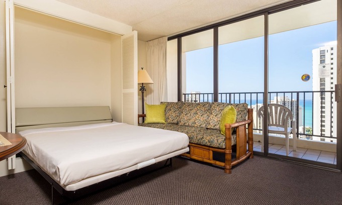 Waikiki Apartment | Beachside Retreat with Pool, Kitchen & Pet-Friendly Perks