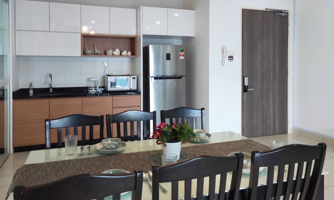 Central District Condo | Seaside Retreat: Enjoy Pool, Spa & 2 Mins to R&F Mall