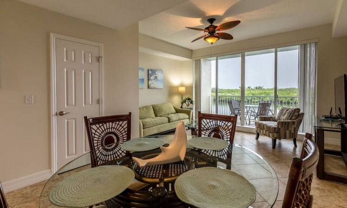 Ruskin House | Ideal Getaway: Steps to Beach & Dining with Scenic Views