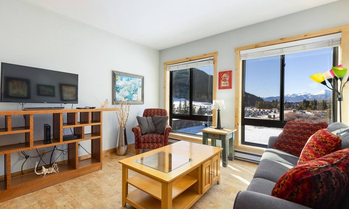 Mountain House Condo | Convenient Studio Steps from Lifts with Hot Tub Access