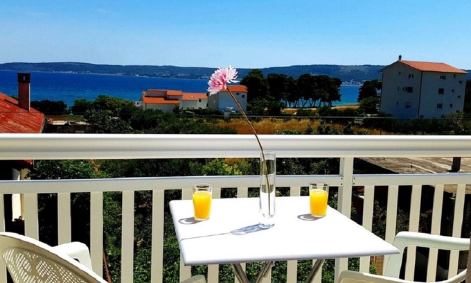 Kastel Stafilic Apartment | Beachside Seaview Apartment with Terrace & BBQ Amenities