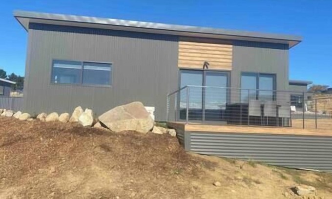 East Jindabyne House | Eco Cabin #2 with Lake Views, Spa & Hot Tub - Rated 10/10