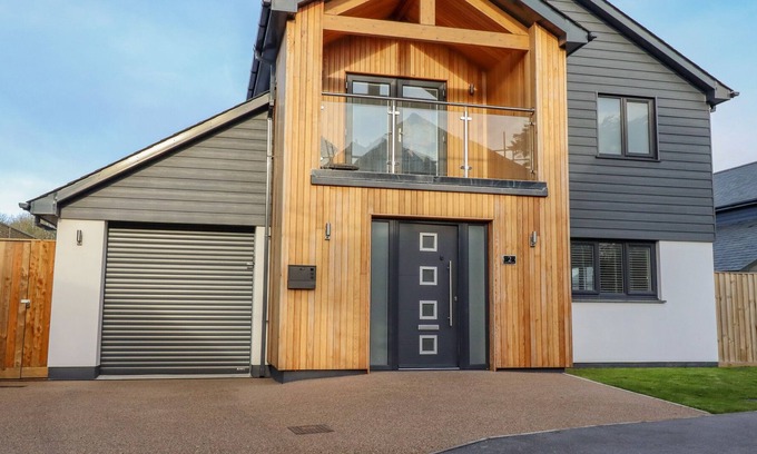 Goonhavern House | 2 PENROSE MEADOWS, pet friendly, luxury holiday cottage in Goonhavern