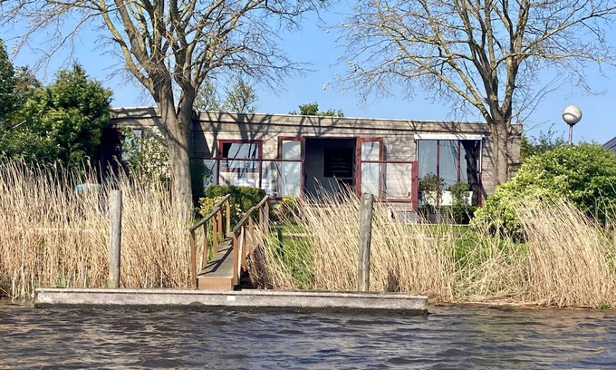 Anjum House | Idyllic König Lakeside House with Private Fishing Pier