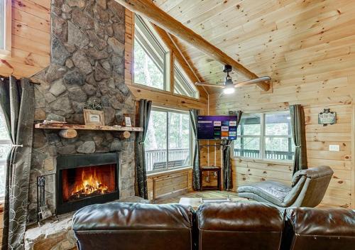 Helen House | Romantic Retreat: Jacuzzi Spa & Creekside Firepit Escape
