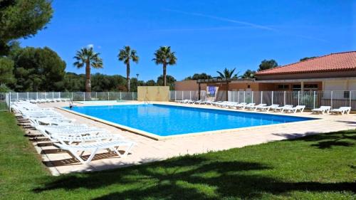 Martigues Apartment | Tranquil 2-Piece Retreat: Steps from the Ocean with Pool