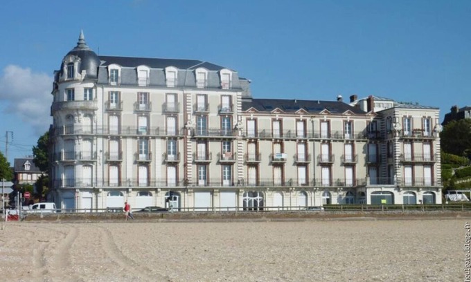 Houlgate Apartment | Cozy 2-Bedroom Getaway Steps From the Shore with Amenities