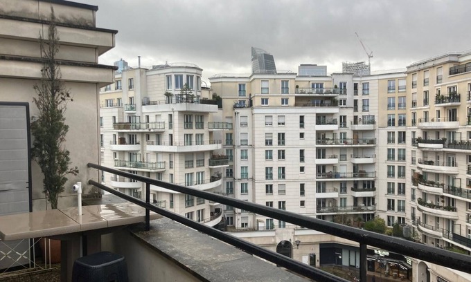 La Garenne-Colombes Apartment | Convenient 2-Piece Retreat Near Transport, 20 Min to Paris
