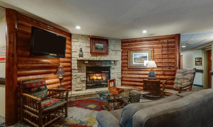 Galena Hotel | Relaxing Stoney Creek Galena with 2 Pools & Family Amenities