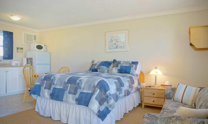 Summerside Apartment | Cozy Queen Suite with Spa and Breakfast at Green Acres