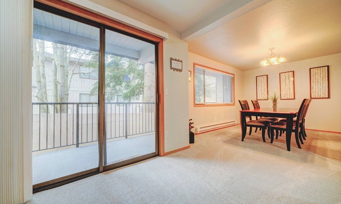 Picnic Point-North Lynnwood Condo | Cozy Retreat with 2 Queen Beds and Pool Access