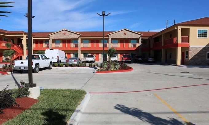 Humble Hotel | Comfortable Stay at Scottish Inns IAH with Free Airport Shuttle
