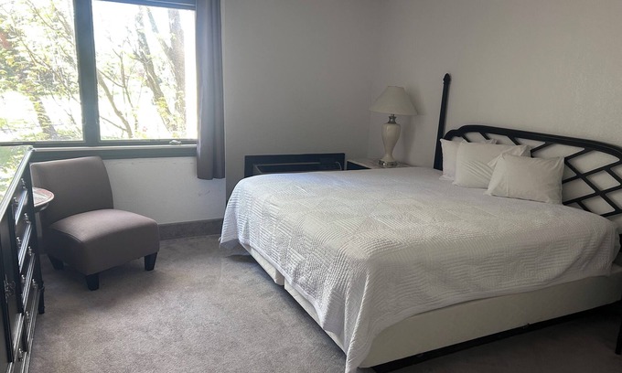 Bay City Hotel | 2 Relaxing Family-Friendly Bay Valley Rooms – Golf, Pool & Scenic Trails
