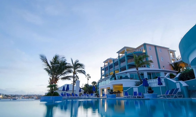 Paget Hotel | Relaxing Units with Kitchen & Pool Near Mermaid Beach