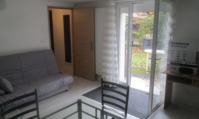 Echirolles Apartment | Inviting 2-Room Retreat with Garden, Child & Pet Friendly