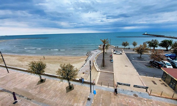 Le Grau-dʼAgde Apartment | Cozy Oceanfront Apartment in Le Grau d'Agde for 6 Guests
