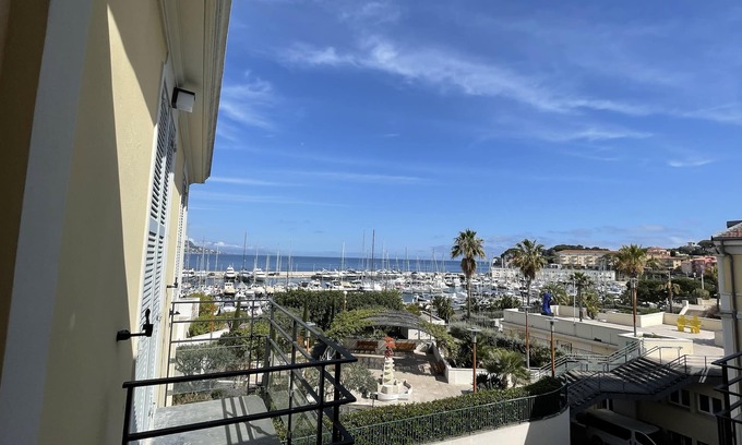Saint-Jean-Cap-Ferrat Apartment | Cozy Beachside Retreat with Ocean Views and Free WiFi