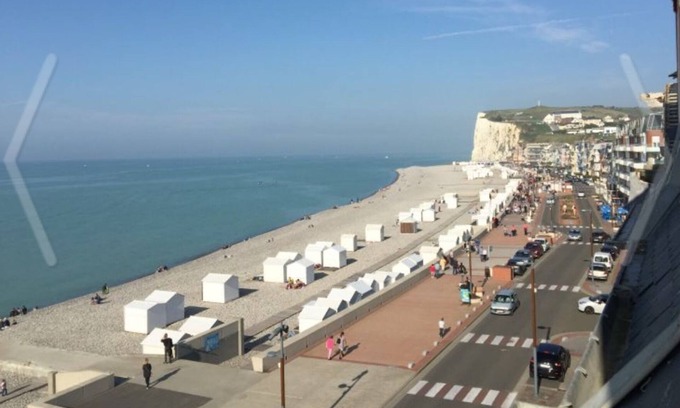 Mers-les-Bains Apartment | Seaside Retreat: Family-Friendly Rooms with Ocean Views