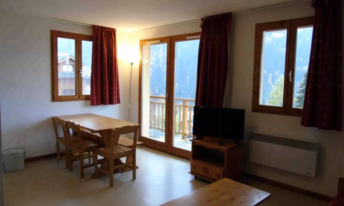 Valfrejus Apartment | Relax at Chalet Arrondaz: Pet-Friendly Rooms for 6