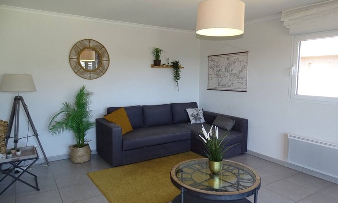 Saint-Raphael Apartment | Ideal Beachside Retreat: 2 Rooms with Ocean View