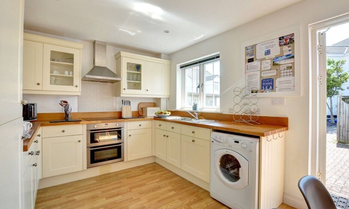 St Merryn House | Immaculate 2 Rose Terrace - Family-Friendly Retreat for 6