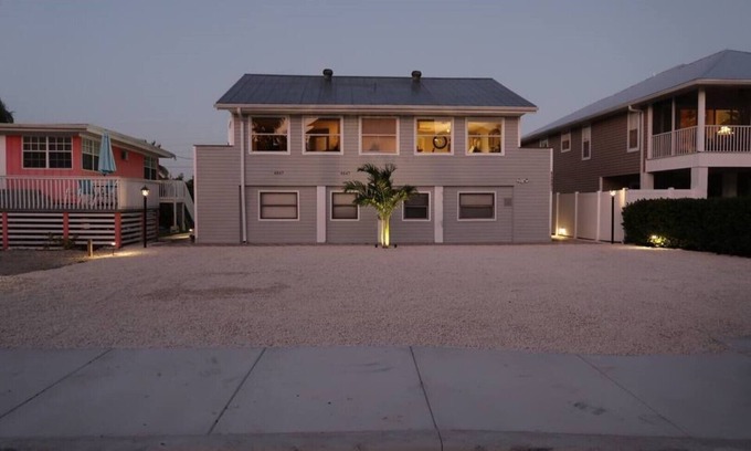 Mid Island House | Beachside Retreat: 2 Units for 16 Guests with Pool & Spa