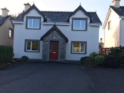 Kenmare House | Exceptional 2 Sheen View: Family-Friendly Retreat Awaits