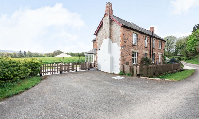 Abercraf Cottage | Family-Friendly Siluria Cottage with Cozy Open Fire