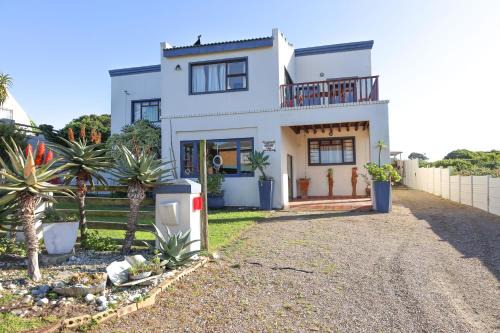 Van Dyks Bay House | Beachfront Bliss at 2 Sisters Retreat - Rated 8.8/10!
