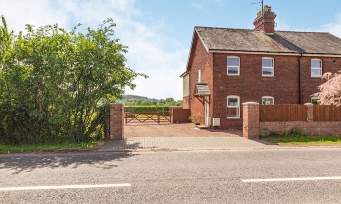 Hereford Cottage | Family-Friendly 2 Stanley Villas with Kitchen in Hereford
